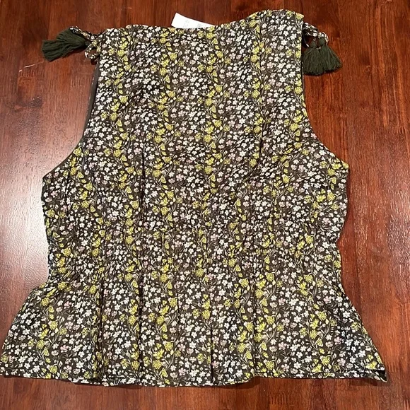 NWT Vneck Top, Olive green, Floral Print, size Lg - Picture 2 of 3
